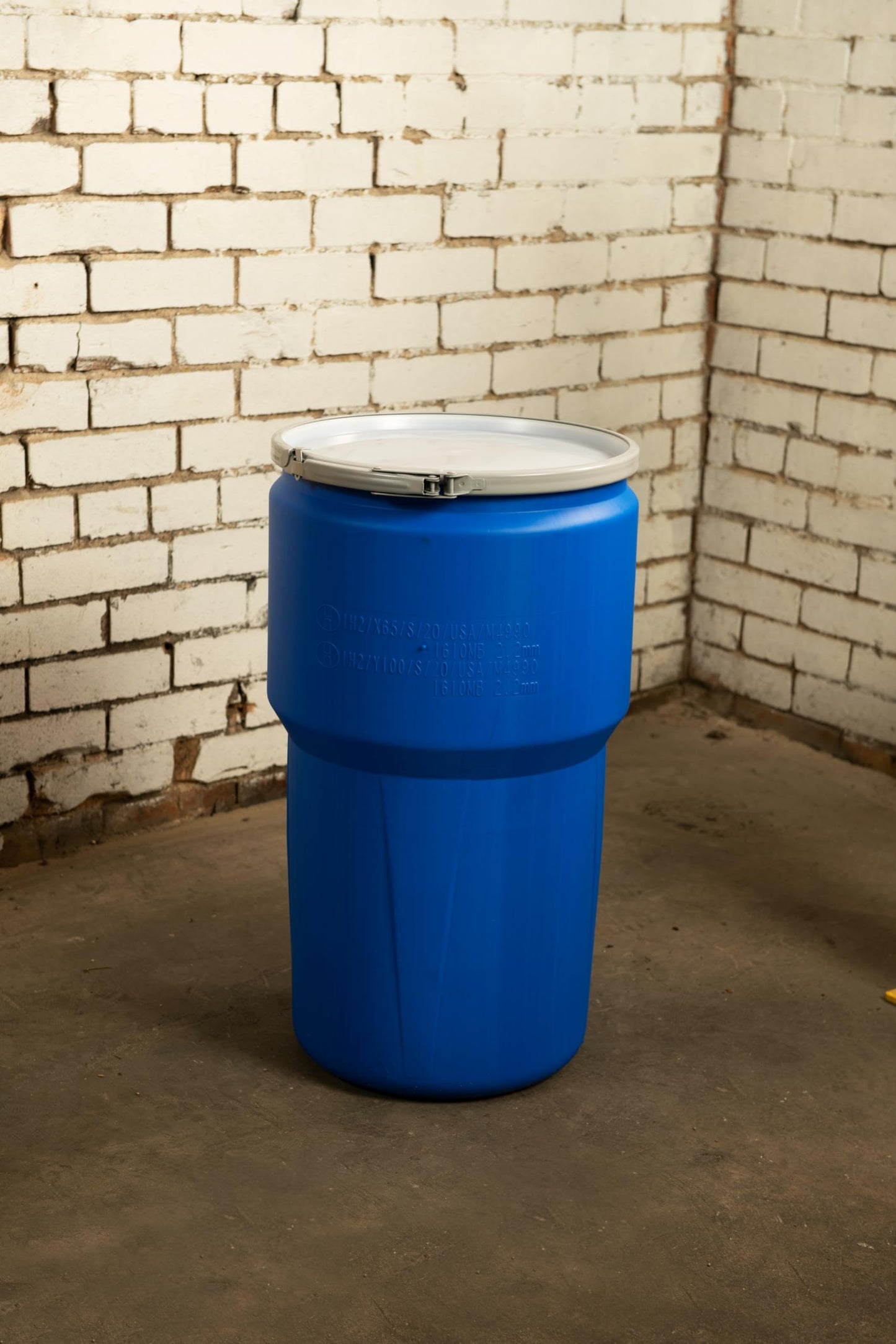 Eagle 30 Gallon Plastic Drum with Lid, Metal Lever-Lock, 28.5"x21.1", Open Head Lab Pack Drum Made of Durable, Lightweight HDPE, Withstands Weather and Chemicals, Made in USA, Blue, 1601MB