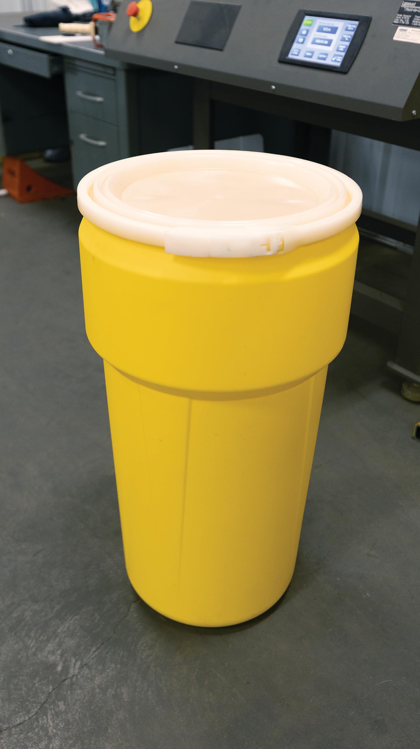 Eagle 30 Gallon Plastic Drum with Lid, Metal Lever-Lock, 28.5"x21.1", Open Head Lab Pack Drum Made of Durable, Lightweight HDPE, Withstands Weather and Chemicals, Made in USA, Blue, 1601MB